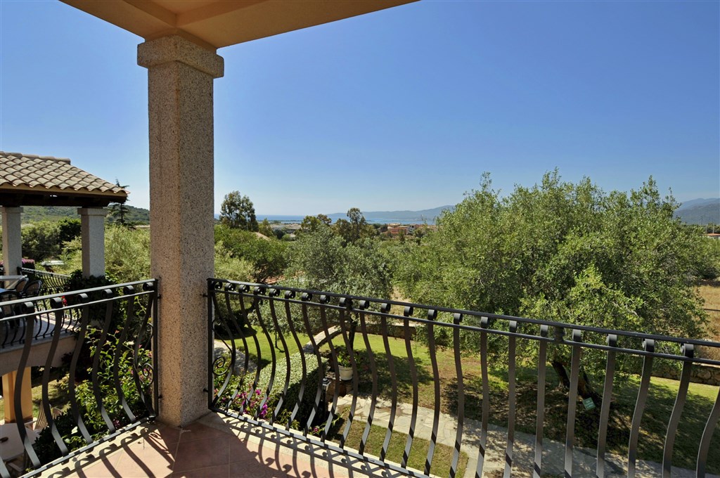 Výhled z terasy na okolí apartmánů, San Teodoro, Sardinie