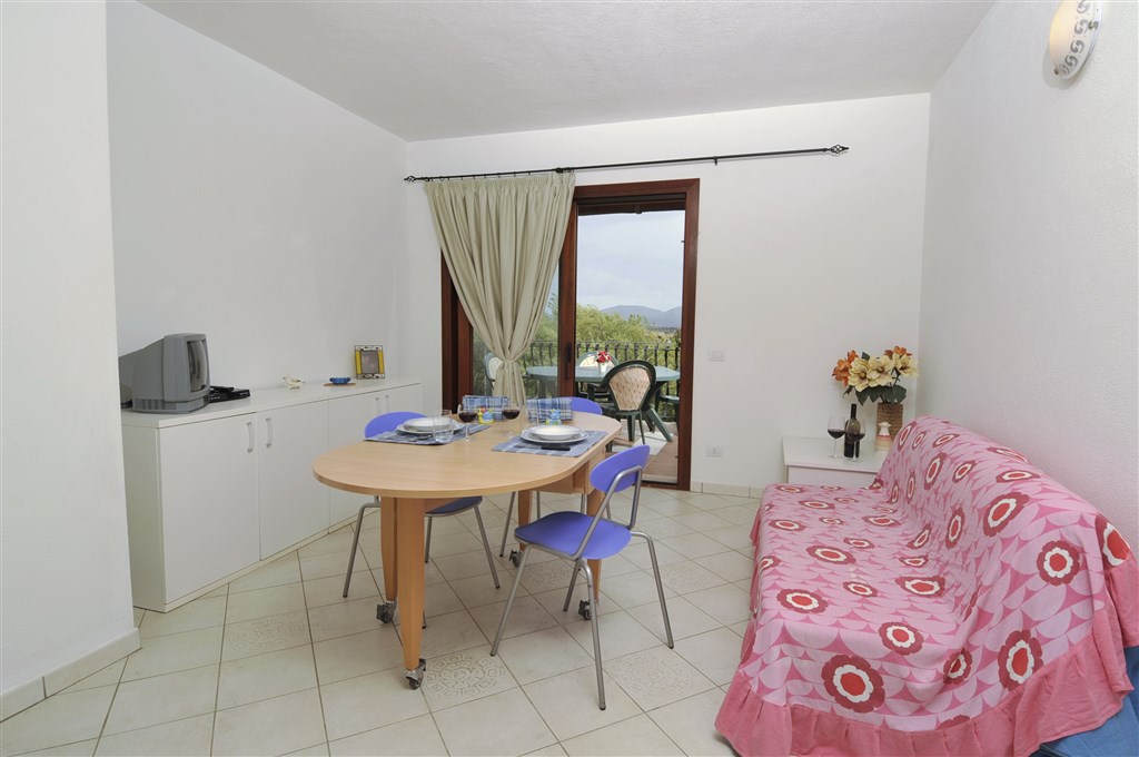 Pohled na obývací pokoj s pohovkou, San Teodoro, Sardinie