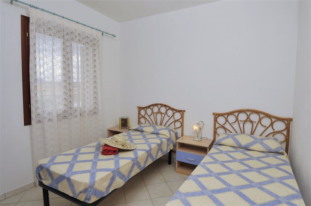 Pohled na ložnici s oddělenými lůžky, San Teodoro, Sardinie