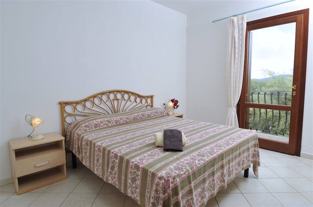 Pohled na ložnici s manželskou postelí, San Teodoro, Sardinie