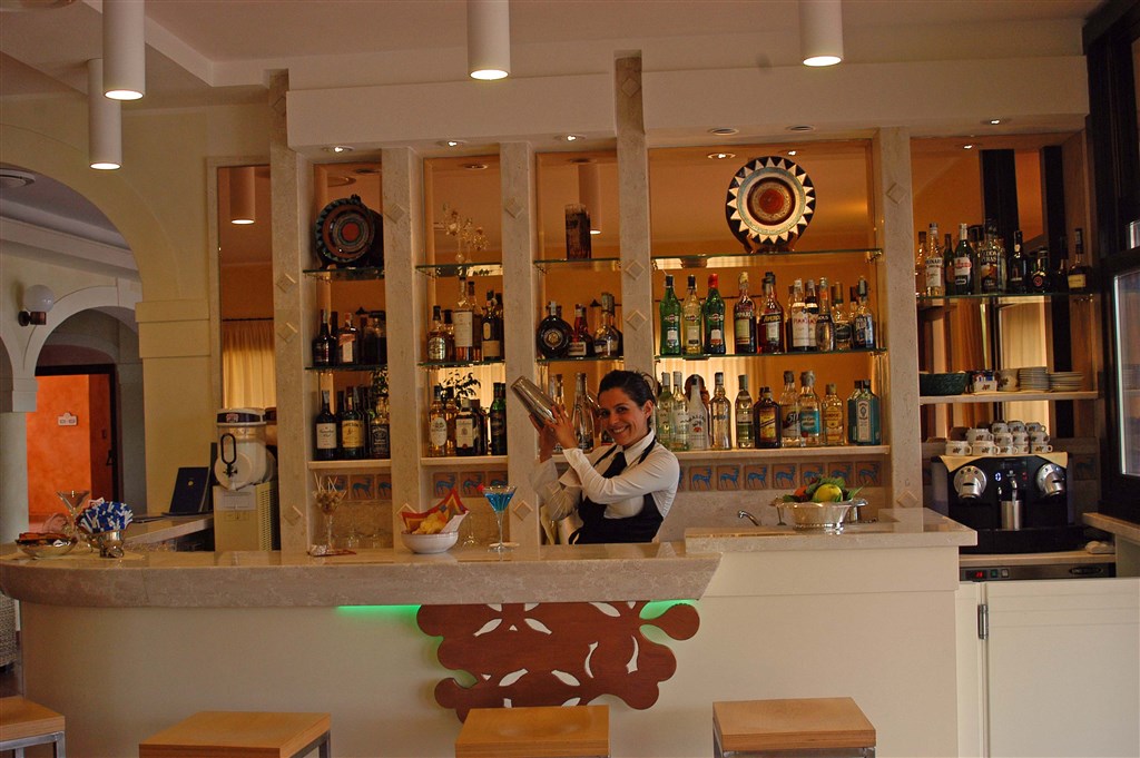 Hotelový bar, Pula, Sardinie