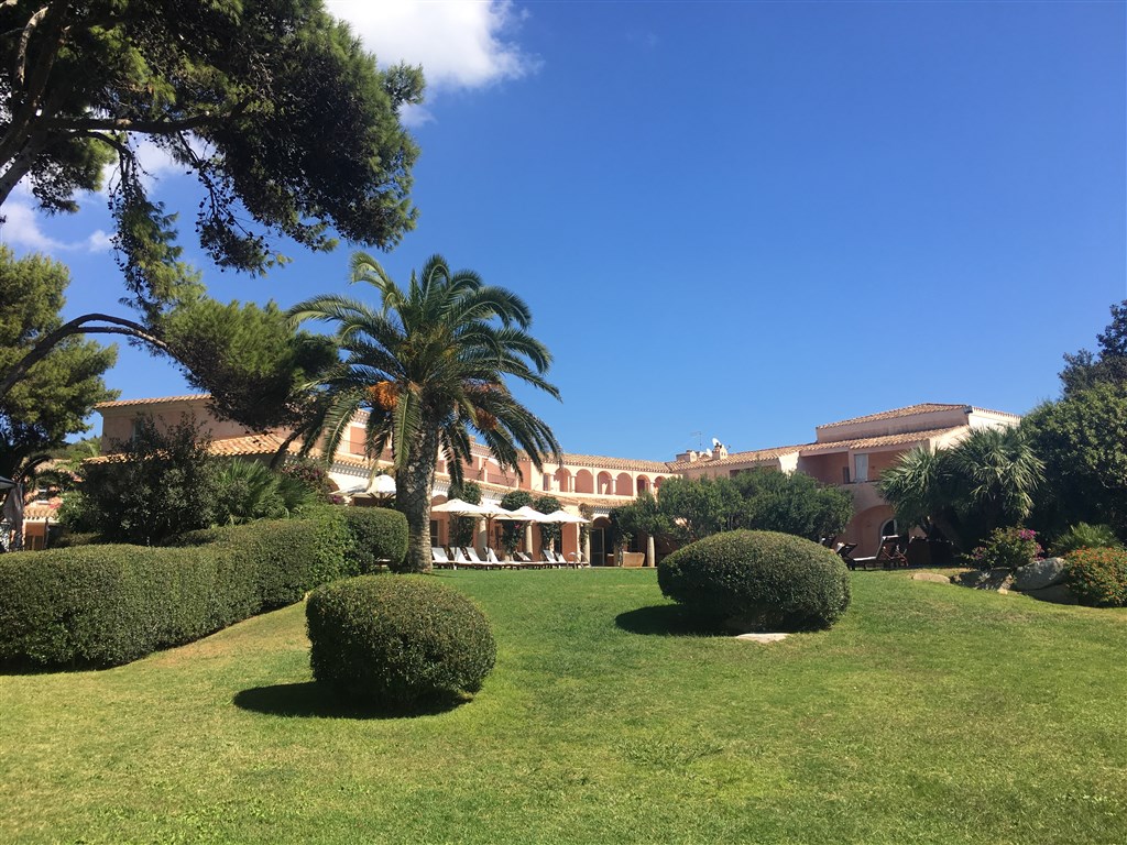 Hotel ze zahrady, Villasimius, Sardinie