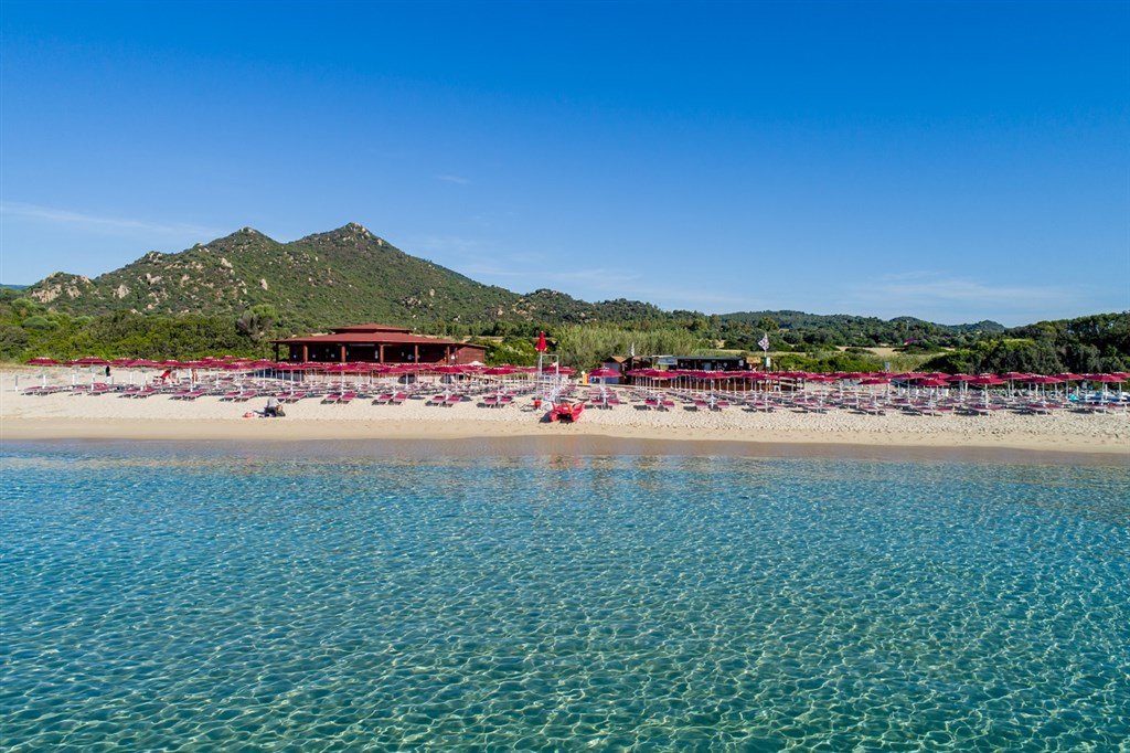 Hotelová pláž s barem, Castiadas, Sardinie