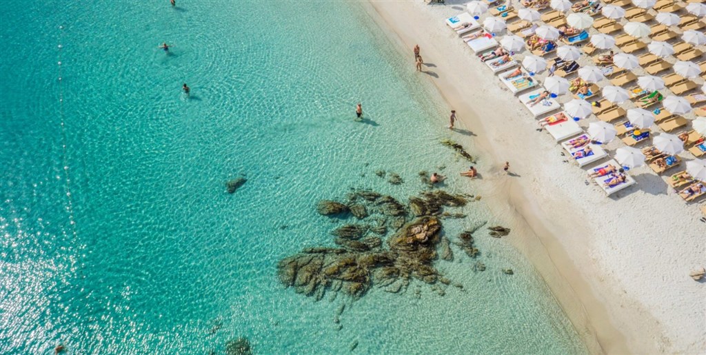 Hotelová pláž s plážovým servisem, Golfo Aranci, Sardinie