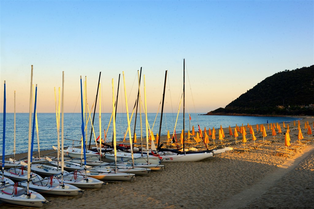 Východ slunce na pláži Perdepera, Marina di Cardedu, Sardinie