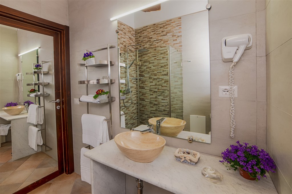Pokoj SUPERIOR - koupelna, Marina di Cardedu, Sardinie