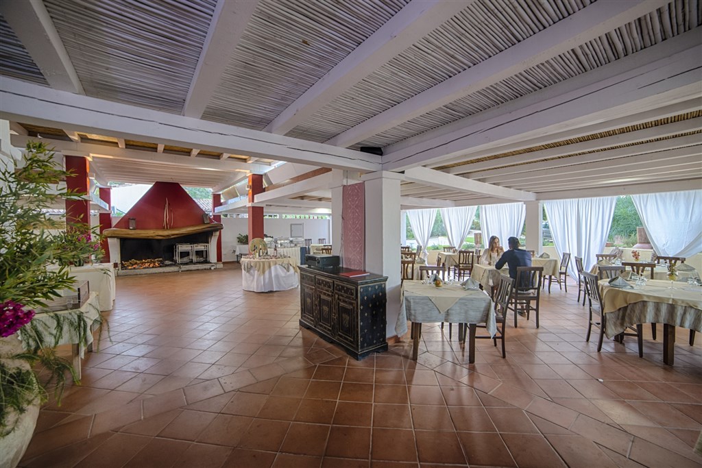 Krb s grilem v hotelové restauraci, Marina di Cardedu, Sardinie