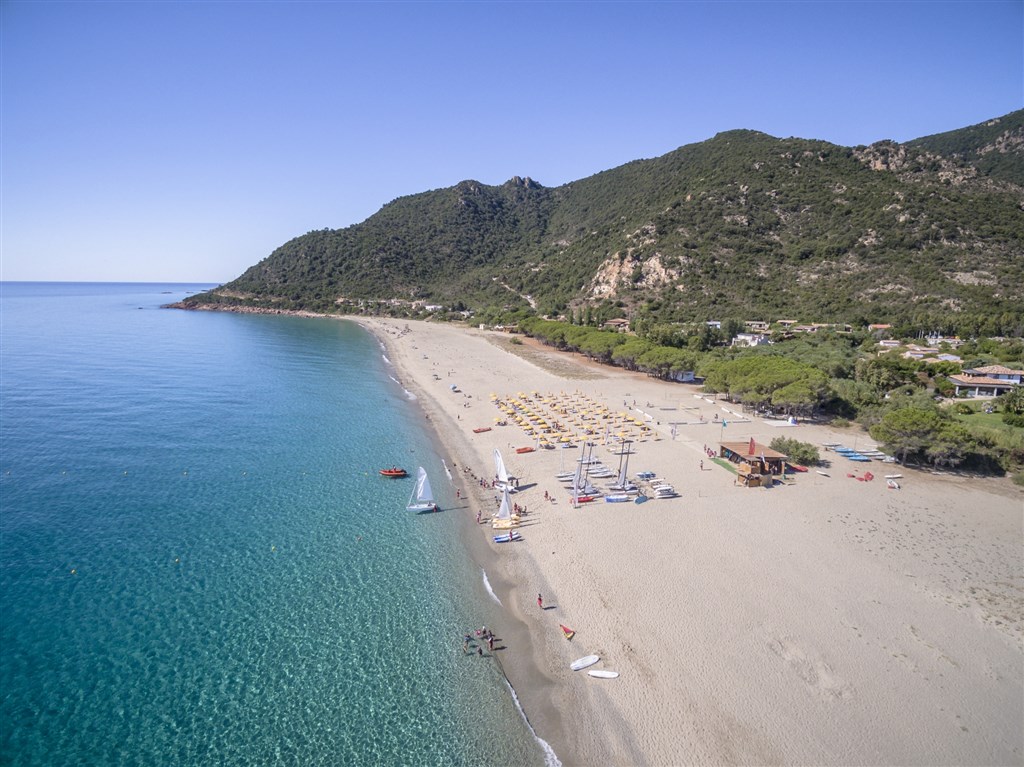Letecký pohled na pláž, Marina di Cardedu, Sardinie