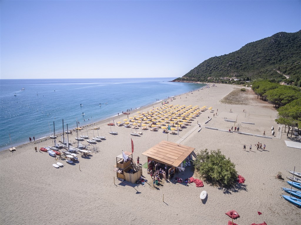 Vybavení pláže v letní sezóně, Marina di Cardedu, Sardinie