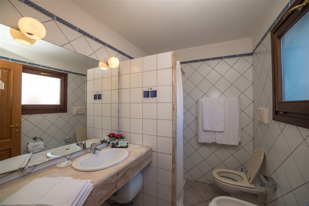 Koupelna v pokoji STANDARD, Marina di Cardedu, Sardinie