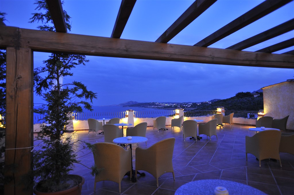 Bar a noční terasa, Porto Cervo, Costa Smeralda, Sardinie