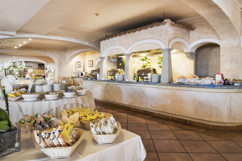 Buffetová snídaně, Porto Cervo, Costa Smeralda, Sardinie