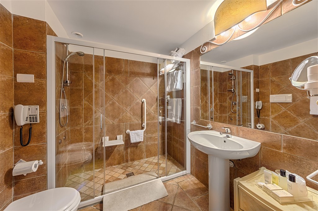 Koupelna v pokoji pro hendikepované, Porto Cervo, Costa Smeralda, Sardinie