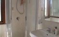 Vila Eleonora - Koupelna v prvním patře se sprchovým koutem, umyvadlem, toaletou a bidetem, Pula, Sardinie