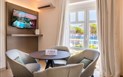 La Coluccia Hotel & Beach Club - Junior suite s výhledem na moře, obývací část, Santa Teresa Gallura, Sardinie