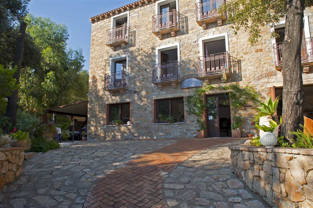 Vstup do hotelu, Santa Maria Navarrese, Sardinie