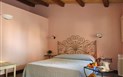Hotel Villa Asfodeli - Ukázka interiéru v pokoji v zahradě, Tresnuraghes, Sardinie