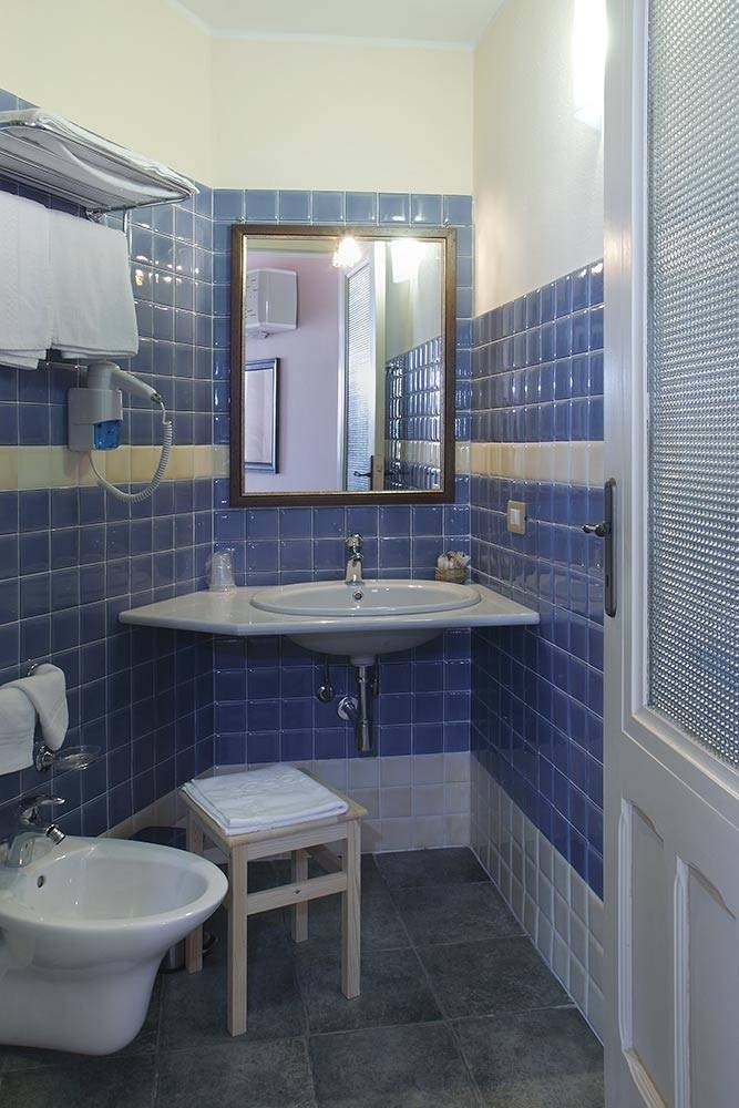 Hotel Villa Asfodeli - Koupelna ve čtyřlůžkovém pokoji, Tresnuraghes, Sardinie
