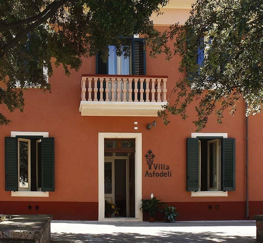 Pohled na hotel, Tresnuraghes, Sardinie