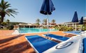 TH San Teodoro - Liscia Eldi Village - Terasa u bazénu s lehátky a slunečníky, San Teodoro, Sardinie, Itálie