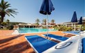 TH San Teodoro - Liscia Eldi - Terasa u bazénu s lehátky a slunečníky, San Teodoro, Sardinie, Itálie
