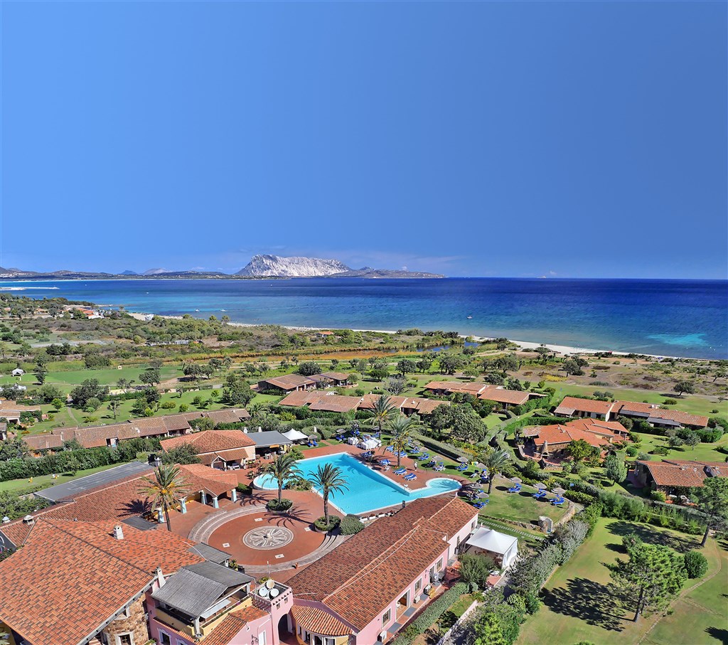 Pohled na hotel směrem k moři, San Teodoro, Sardinie, Itálie