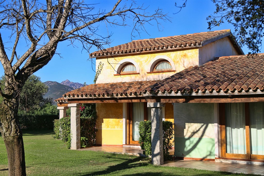 Exteriér budov s hotelovými pokoji, San Teodoro, Sardinie, Itálie