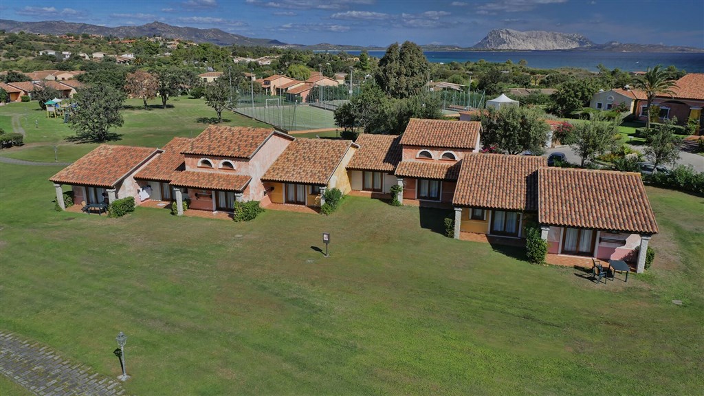 Pohled na hotelové budovy ze zahrady, San Teodoro, Sardinie, Itálie