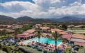TH San Teodoro - Liscia Eldi - Letecký pohled na resort směrem od moře, San Teodoro, Sardinie, Itálie