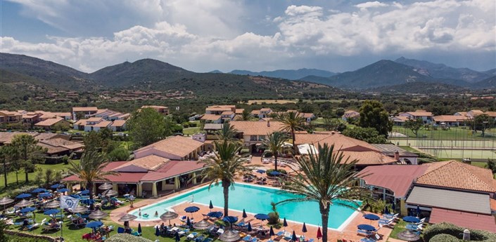 TH San Teodoro - Liscia Eldi - Letecký pohled na resort směrem od moře, San Teodoro, Sardinie, Itálie