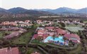 TH San Teodoro - Liscia Eldi Village - Letecký pohled na panorama hotelu s horami v pozadí, San Teodoro, Sardinie, Itálie