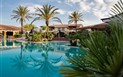 TH San Teodoro - Liscia Eldi - Bazen s hotelovou budovou v pozadí, San Teodoro, Sardinie, Itálie