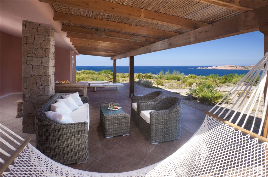 Vila GLI OLIVASTRI - veranda s houpací sítí, Isola Rossa, Sardinie, Itálie
