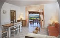 Vily Torreruja - Vila GLI OLIVASTRI - obývací pokoj a veranda, Isola Rossa, Sardinie, Itálie