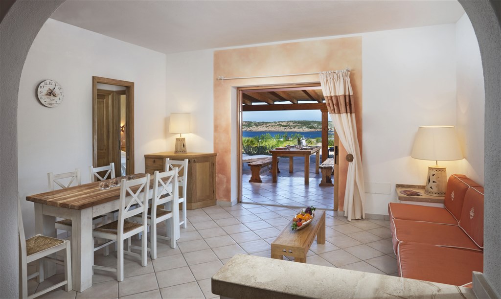 Vila GLI OLIVASTRI - obývací pokoj a veranda, Isola Rossa, Sardinie, Itálie