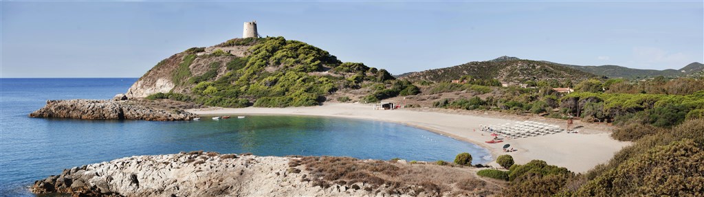 Pláž s výhledem na věž Torre Chia, Chia, Sardinie, Itálie