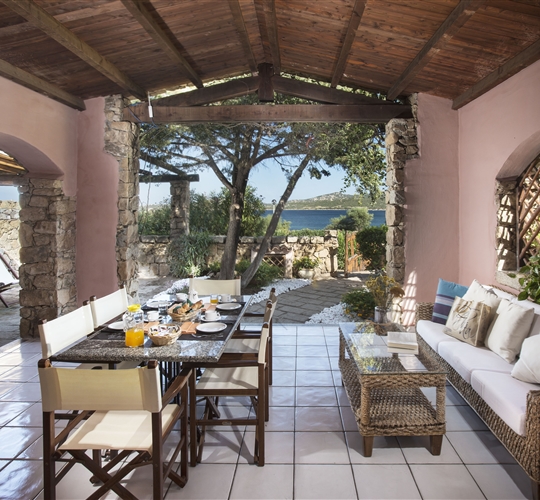 VILA A - veranda, Cannigione, Sardinie, Itálie
