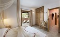 Resort Cala di Falco - Vily - VILA C - ložnice s manželským lůžkem, Cannigione, Sardinie, Itálie