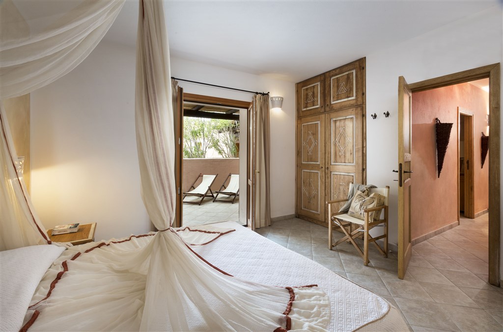 VILA C - ložnice s manželským lůžkem, Cannigione, Sardinie, Itálie