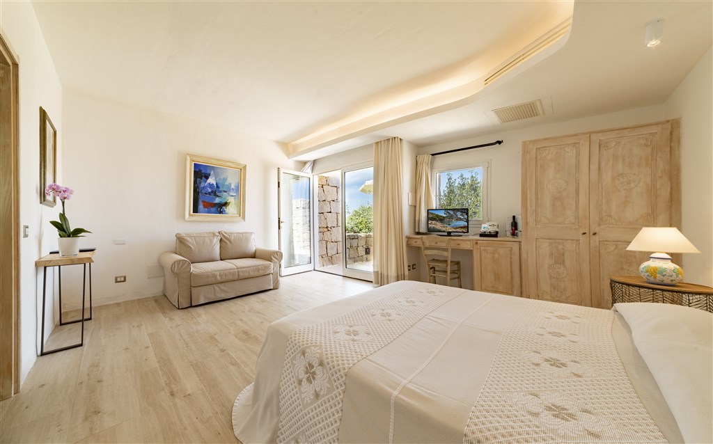 JUNIOR SUITE, Baja Sardinia, Sardinie