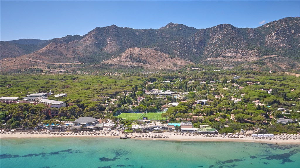 Letecký pohled na pláž a resort, Santa Margherita di Pula, Sardinie