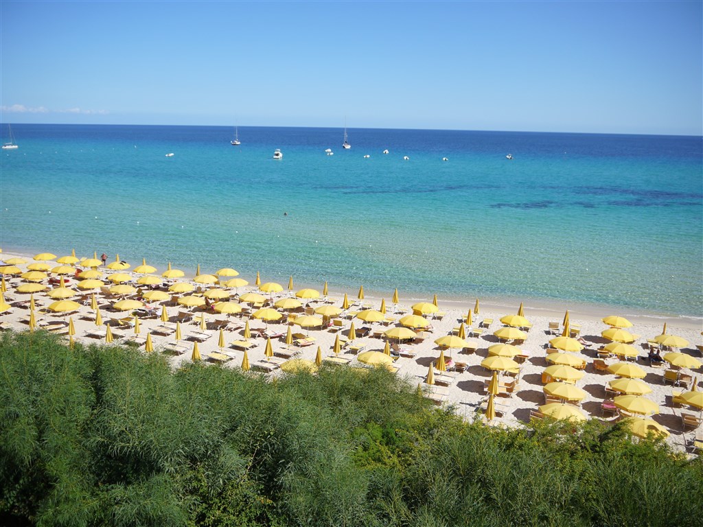 Pohled na pláž přímo u resortu, Costa Rei, Sardinie, Itálie