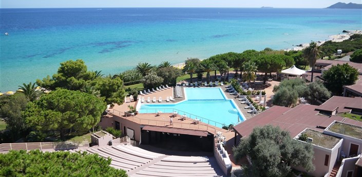 TH Costa Rei (ex Free Beach Club) - Amfiteátr a bazén, Costa Rei, Sardinie, Itálie