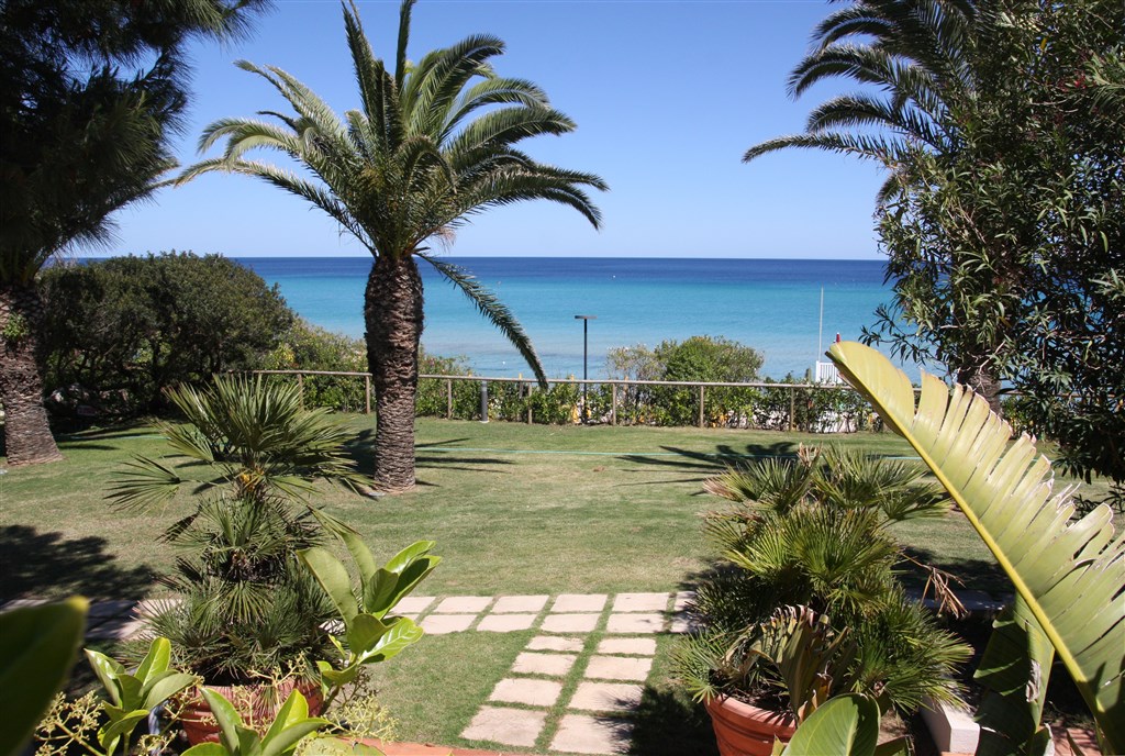 Zahrada končící u pláže, Costa Rei, Sardinie, Itálie