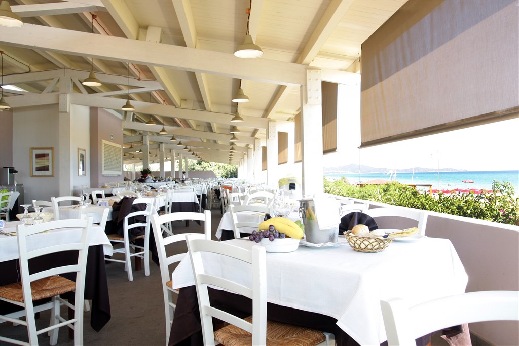 Výhled z restaurace MOBY DICK, Costa Rei, Sardinie, Itálie