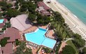 TH Costa Rei (ex Free Beach Club) - Letecký pohled na bazén v resortu přímo u pláže, Costa Rei, Sardinie, Itálie