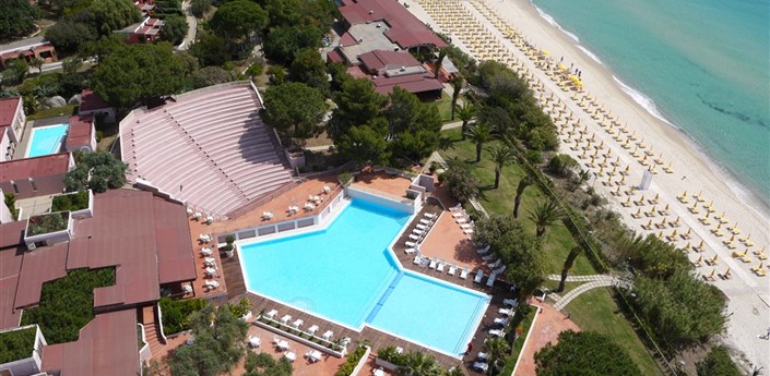 TH Costa Rei (ex Free Beach Club) - Letecký pohled na bazén v resortu přímo u pláže, Costa Rei, Sardinie, Itálie