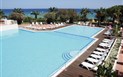 TH Costa Rei (ex Free Beach Club) - Bazén s lehátky, Costa Rei, Sardinie, Itálie