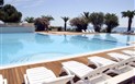 TH Costa Rei (ex Free Beach Club) - Bazén s lehátky a výhledem na moře, Costa Rei, Sardinie, Itálie