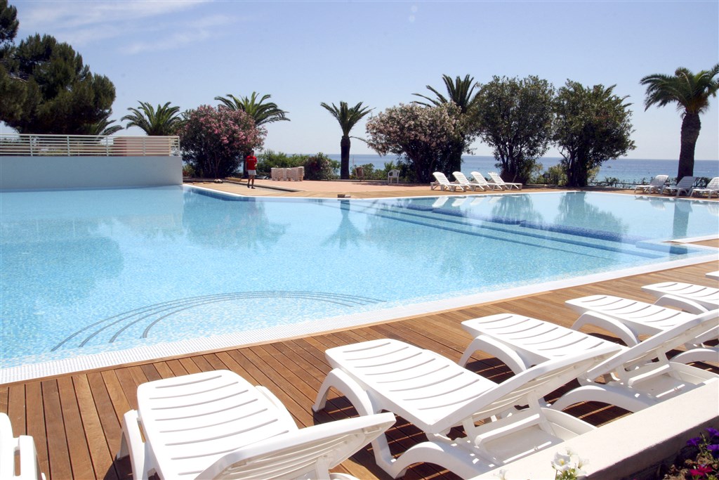 Bazén s lehátky a výhledem na moře, Costa Rei, Sardinie, Itálie